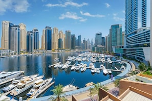 Marina - Modern 2BR with full Sea View | Pool & Gym (Dubai Marina)