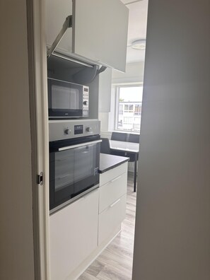 Apartamento | Cozinha privada | Geladeira, micro-ondas, fogão, cooktop