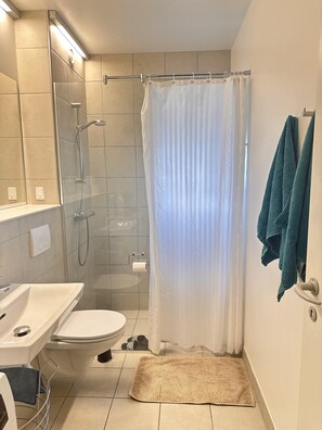 Apartamento | Banheiro | Chuveiro, toalhas de banho