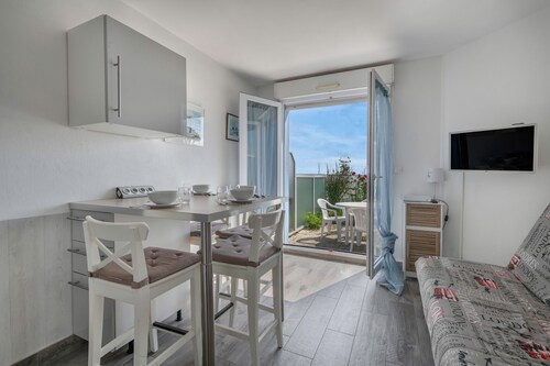 Apartment with terrace and sea view - 30m from the beach
