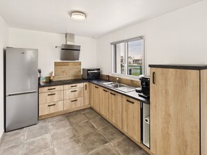 Kühlschrank, Mikrowelle, Ofen, Geschirrspüler