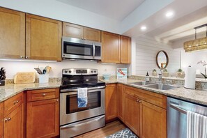 Fridge, microwave, oven, stovetop - Kiawah Exclusives | 4341 Windswept Lakeside (Johns Island)