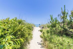 On the beach - Gorgeous, Quiet, On the Beach, King Beds, Dogs Welcome, D0126 (Duck)