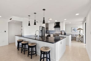 Réfrigérateur, four à micro-ondes, un four, surface de cuisson