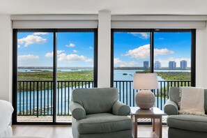 Smart TV, chimenea, biblioteca de música, estéreo