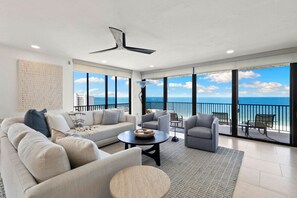 Una Smart TV, una chimenea, un reproductor estéreo, una oficina