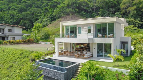 Modern Luxury 4 Bedroom Fairway Dream Home.