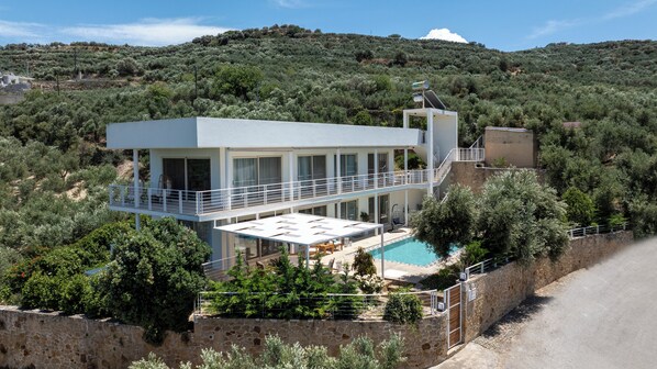 Exterior - Two storey villa with pool close to Kissamos (Cherethiana)