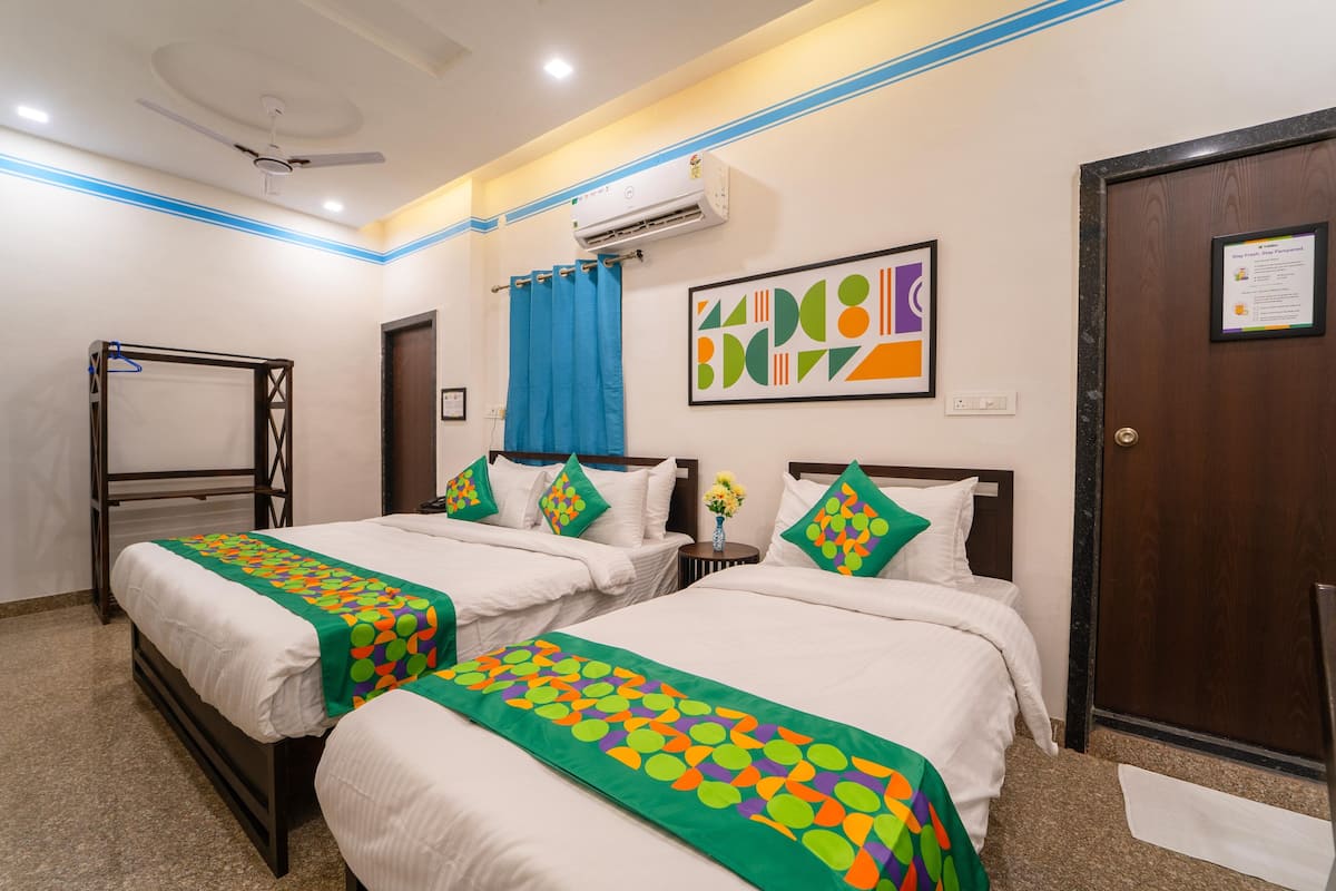 Kamar Deluks | Brankas, meja kerja, tirai kedap cahaya, dan setrika/meja setrika