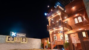 A hotel with a signboard advertising treebo, rooftop restaurant, and 360° view. - Treebo Blu Vvu (Jodhpur)