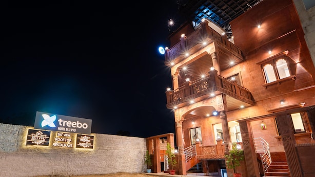 A hotel with a signboard advertising treebo, rooftop restaurant, and 360° view. - Treebo Blu Vvu (Jodhpur)