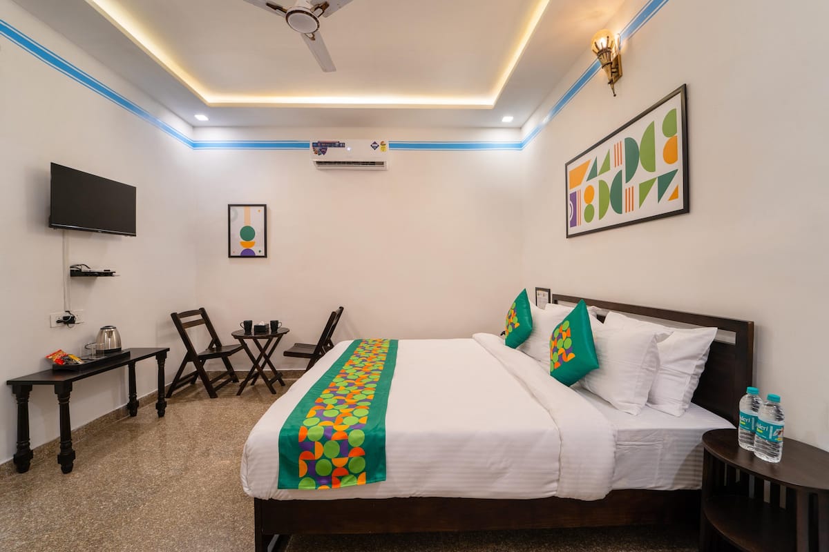 Kamar Standar | Brankas, meja kerja, tirai kedap cahaya, dan setrika/meja setrika