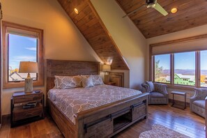 ハウス ベッド (複数台) パティオ マウンテンビュー (Ridgeline View at Eagles Nest) | 4 室のベッドルーム、客室ごとに異なる装飾、客室ごとに異なるインテリア、ベッドシーツ