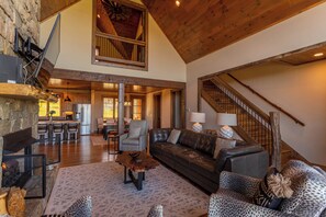 独立别墅, 多张床, 露台, 山景 (Ridgeline View at Eagles Nest) | 起居区 | 壁炉