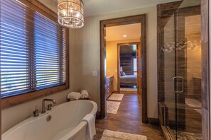 Ferienhaus, Mehrere Betten, Terrasse, Bergblick (Ridgeline View at Eagles Nest) | Badezimmer | Designer-Toilettenartikel, Handtücher, Toilettenpapier