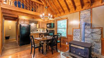 Cabin, nhiều giường, bồn tắm nước nóng, quang cảnh núi (Blue Flower Cabin) | Khu ăn uống