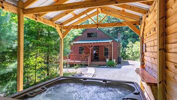 Cabin, nhiều giường, bồn tắm nước nóng, quang cảnh núi (Blue Flower Cabin) | Hiên