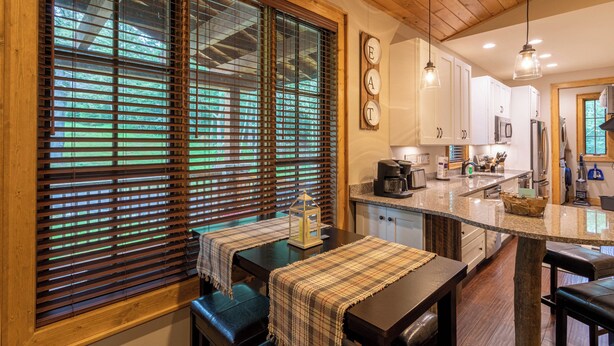 In-room dining - Treetops Cabin (Blowing Rock)