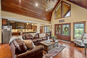 独立别墅, 多张床, 热水浴缸, 山景 (Peace of Heaven) | 起居区 | 壁炉