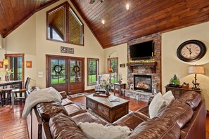 独立别墅, 多张床, 热水浴缸, 山景 (Peace of Heaven) | 起居区 | 壁炉