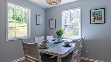 Cabin, Multiple Beds, Hot Tub, Mountain View (New River Overlook) | Dining