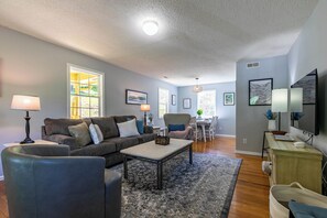 Ferienhütte, Mehrere Betten, Whirlpool, Bergblick (New River Overlook) | Wohnbereich | Kamin