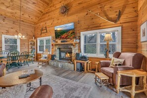 Hytte, flere senger, spabadekar, fjellutsikt (A Mountain Hideaway) | Oppholdsområde | Peis