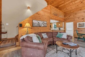 Cabane, plusieurs lits, bain à remous, vue montagne (A Mountain Hideaway) | Coin séjour