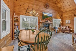 Cabana, várias camas, banheira de imersão, vista para a montanha (A Mountain Hideaway) | Opções para refeição