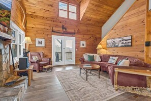 Hytte, flere senger, spabadekar, fjellutsikt (A Mountain Hideaway) | Oppholdsområde | Peis