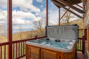 Outdoor spa tub - Carolina Lookout (Boone)