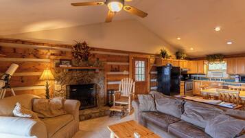 小屋, 多張床, 熱水浴缸, 山景 (Silverleaf) | 起居區