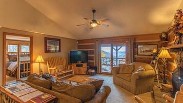 小屋, 多張床, 熱水浴缸, 山景 (Silverleaf) | 起居區