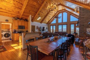 小屋, 多張床, 熱水浴缸, 山景 (A Bears Eye View) | 用餐區