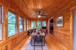 In-room dining - 1 Treetops Retreat (Vilas)