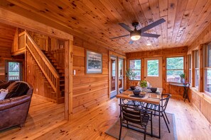 独立别墅, 多张床, 热水浴缸, 山景 (1 Treetops Retreat) | 客房内用餐