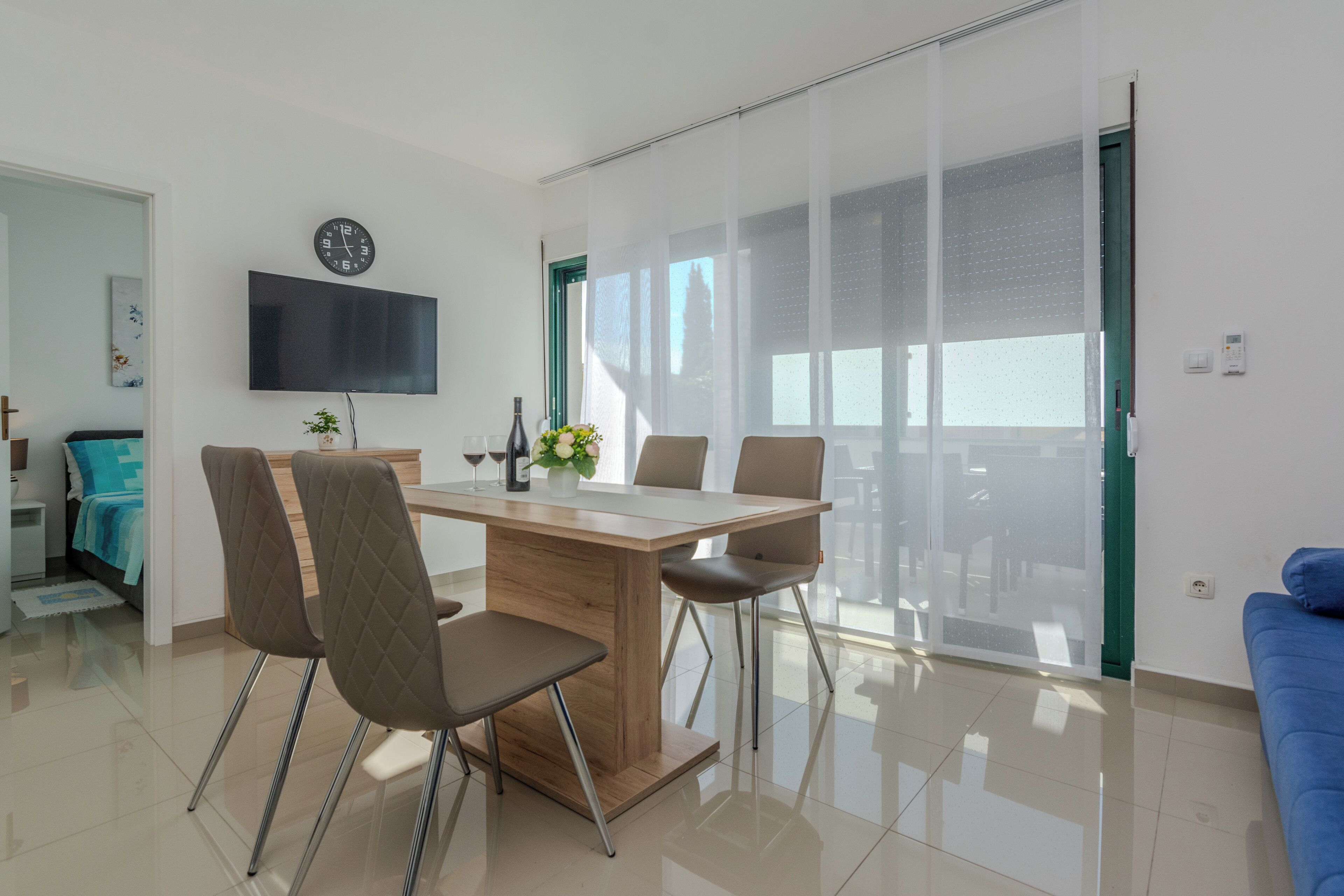 Comfort-Apartment | Wohnbereich | 100-cm-Flachbildfernseher mit Satellitenempfang