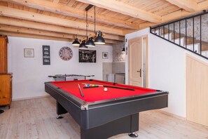 Game room - Villa Melary with the Pool, Jacuzzi & Ps5 surrounded with nature. (Kras)