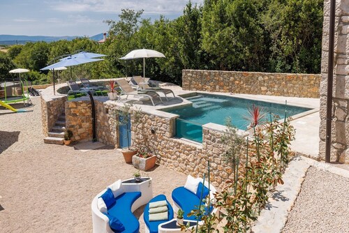Villa Melary with the Pool, Jacuzzi & Ps5 surrounded with nature.