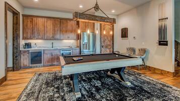 Kabin, Beberapa Tempat Tidur, hot tub, pemandangan gunung (Firefly Springs at Eagles Nest) | Ruang permainan