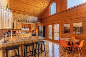 小屋, 多張床, 熱水浴缸, 山景 (Faraway Skies) | 私人廚房 | 咖啡機/沖茶器