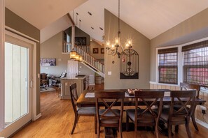 House, Multiple Beds, Hot Tub, Mountain View (Oz Mountain Oasis) | In-room dining