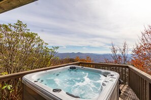 House, Multiple Beds, Hot Tub, Mountain View (Oz Mountain Oasis) | Mountain view - Oz Mountain Oasis (Banner Elk)
