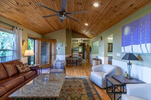 Living area - Chipmunk View Lodge (Blowing Rock)