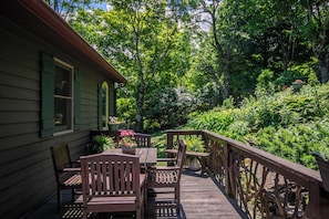 Outdoor dining - Chipmunk View Lodge (Blowing Rock)