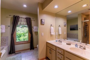 Ferienhaus, Mehrere Betten, Whirlpool, Bergblick (Chipmunk View Lodge) | Badezimmer | Designer-Toilettenartikel, Handtücher, Toilettenpapier