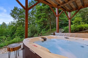 캐빈, 침대(여러 개), 온수 욕조, 산 전망 (Pretty Spectacular) | 야외 스파 욕조