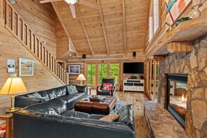 캐빈, 침대(여러 개), 온수 욕조, 산 전망 (Pretty Spectacular) | 거실 공간 | 벽난로