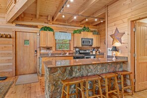 Hytte - flere senge - boblebad - bjergudsigt (Pretty Spectacular) | Privat køkken | Kaffe-/temaskine