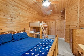 4 개의 침실, 각각 다른 스타일의 인테리어, 각각 다르게 가구 비치, 침대 시트